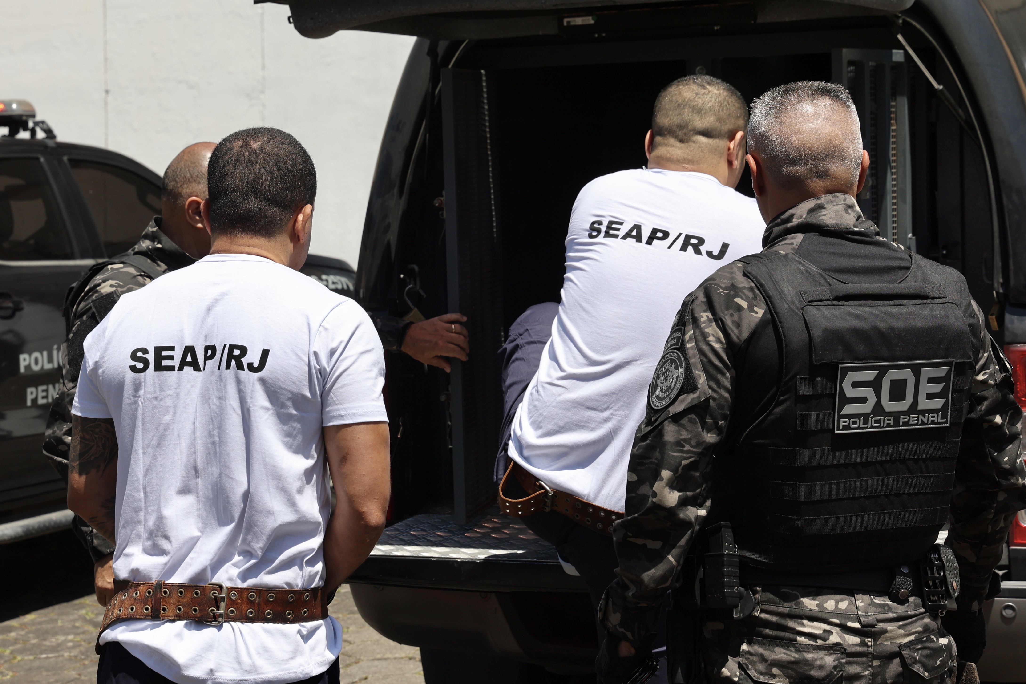 Chefes do CV são transferidos para presídio federal após megaoperação no Rio