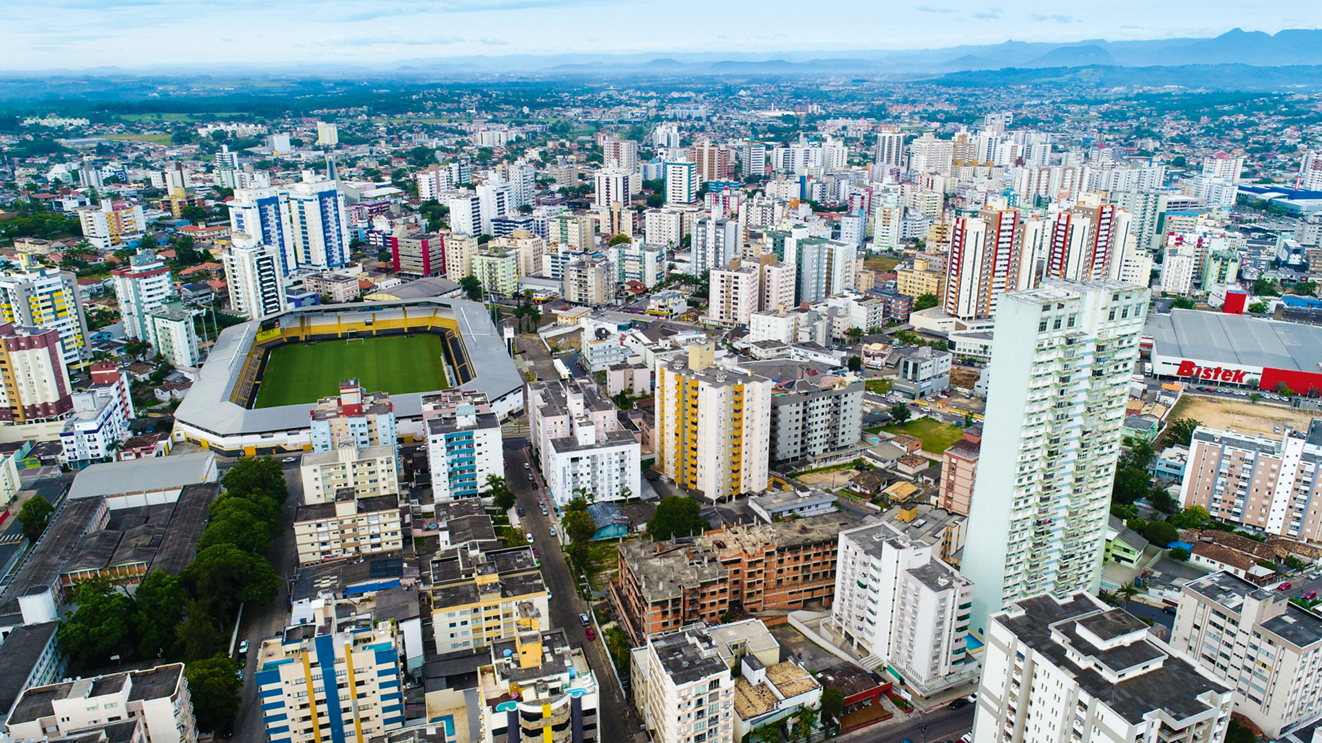 A paisagem urbana: a cidade conta com 150 quil&ocirc;metros de fibra &oacute;tica