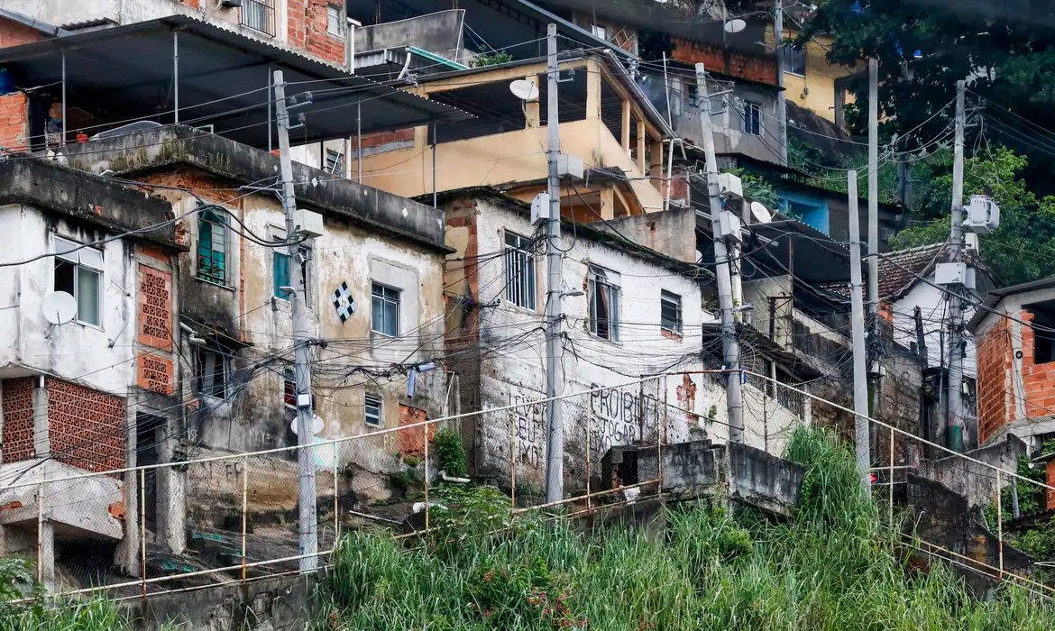 Mais de 1,2 milhão de famílias vivem em casas sem banheiro no Brasil
