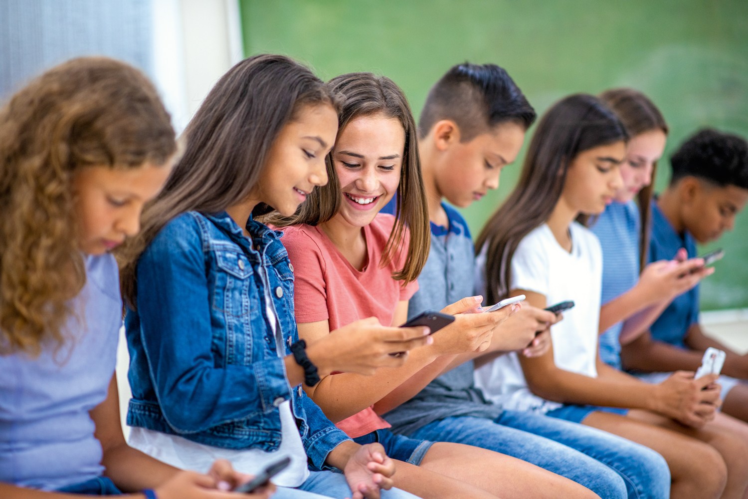 Jovens com seus telefones: 100% dos domic&iacute;lios recebem sinal de celular, o que faz de Eus&eacute;bio uma das cidades mais conectadas do Nordeste