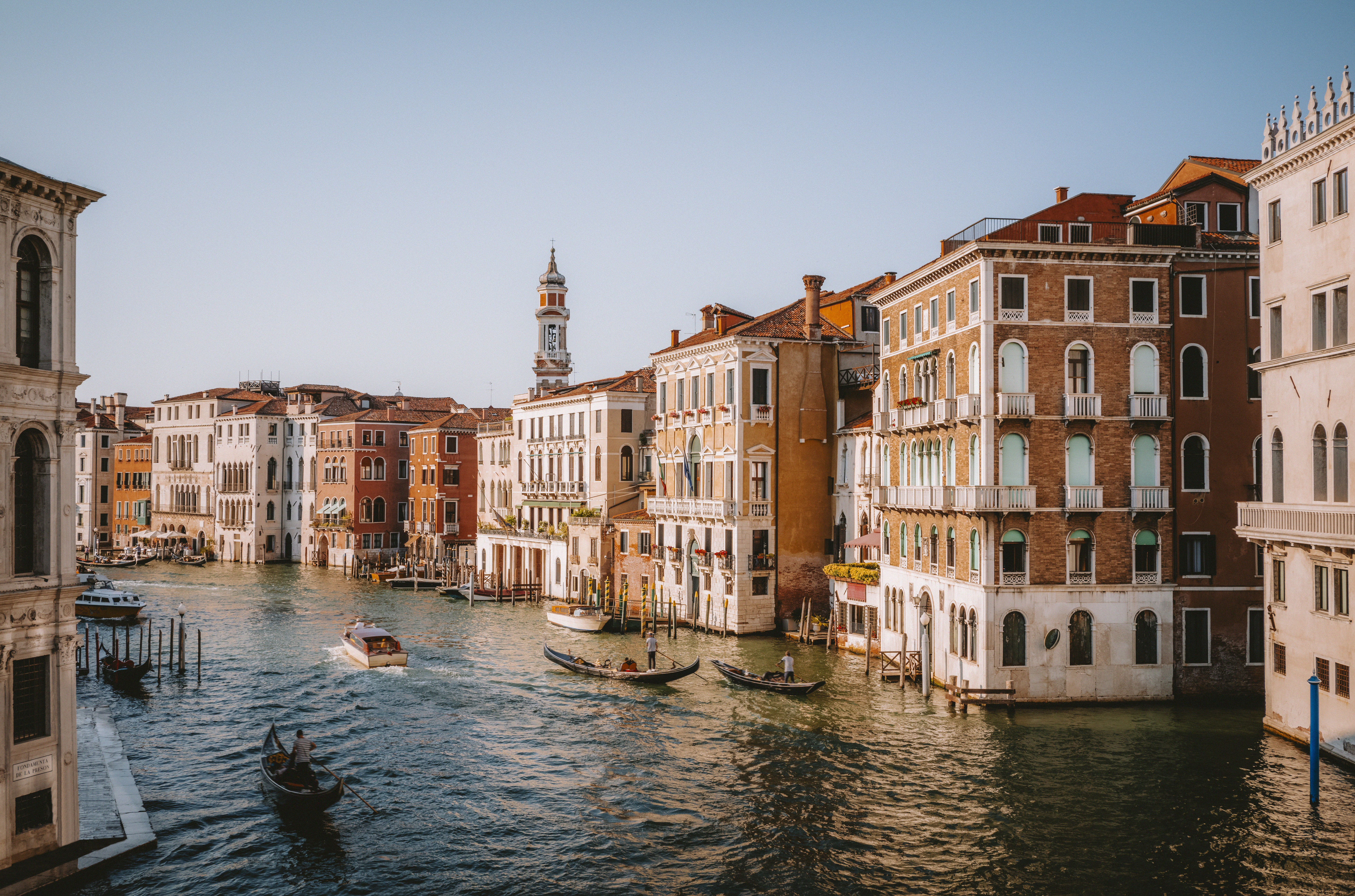 Novo prefeito de Veneza quer aumentar polêmica taxa para turistas que visitam cidade