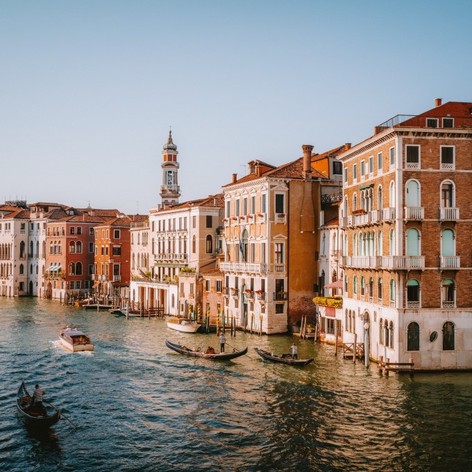 Novo prefeito de Veneza quer aumentar polêmica taxa para turistas que visitam cidade