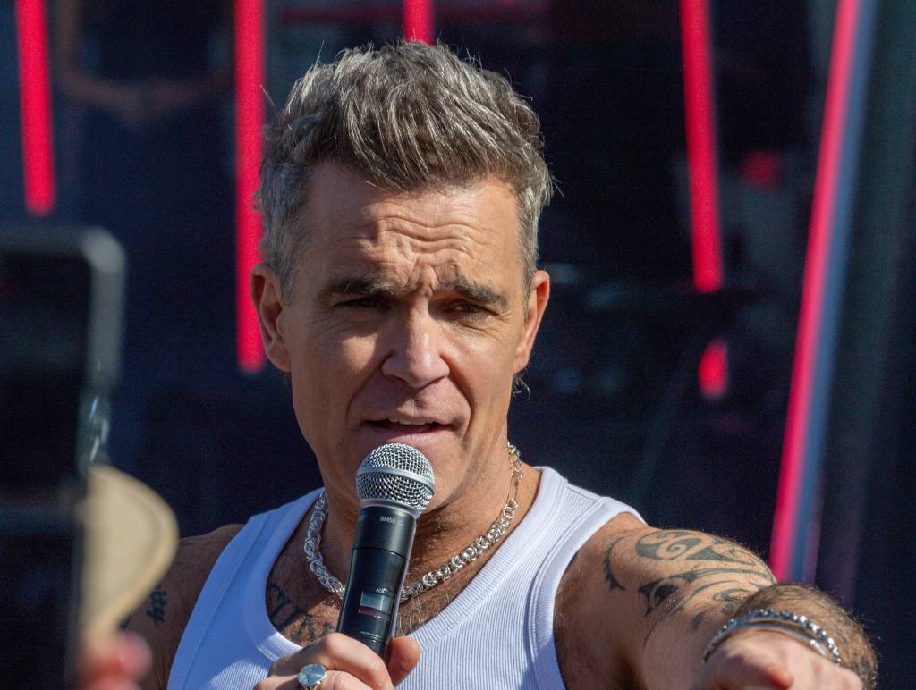 Robbie Williams diz que está ficando cego; entenda