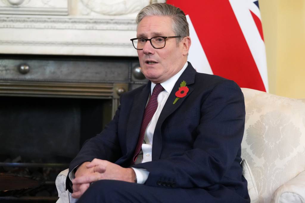 O pior governo do mundo: Starmer solta presos e escorcha contribuintes