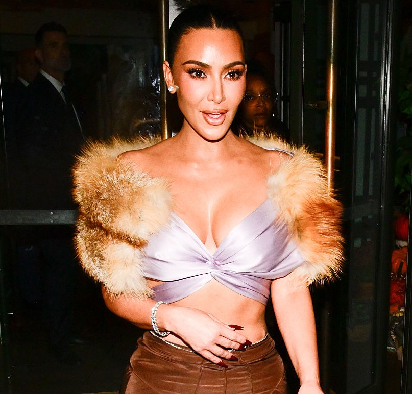 Kim Kardashian: tirou o sutiã de casa e fez virar protagonista