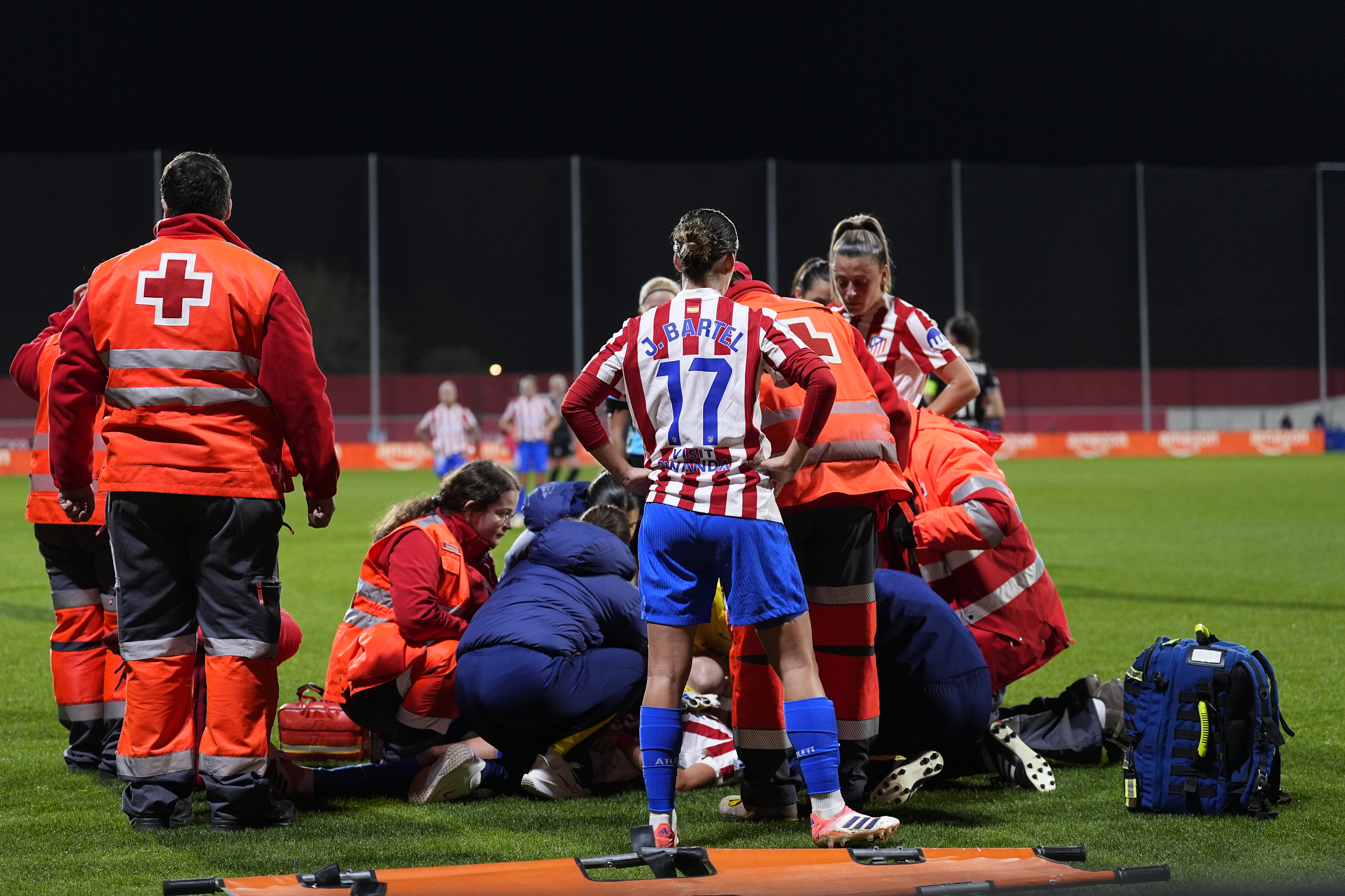 Jogadora do Atlético de Madrid cai desacordada e sofre traumatismo craniano na Champions