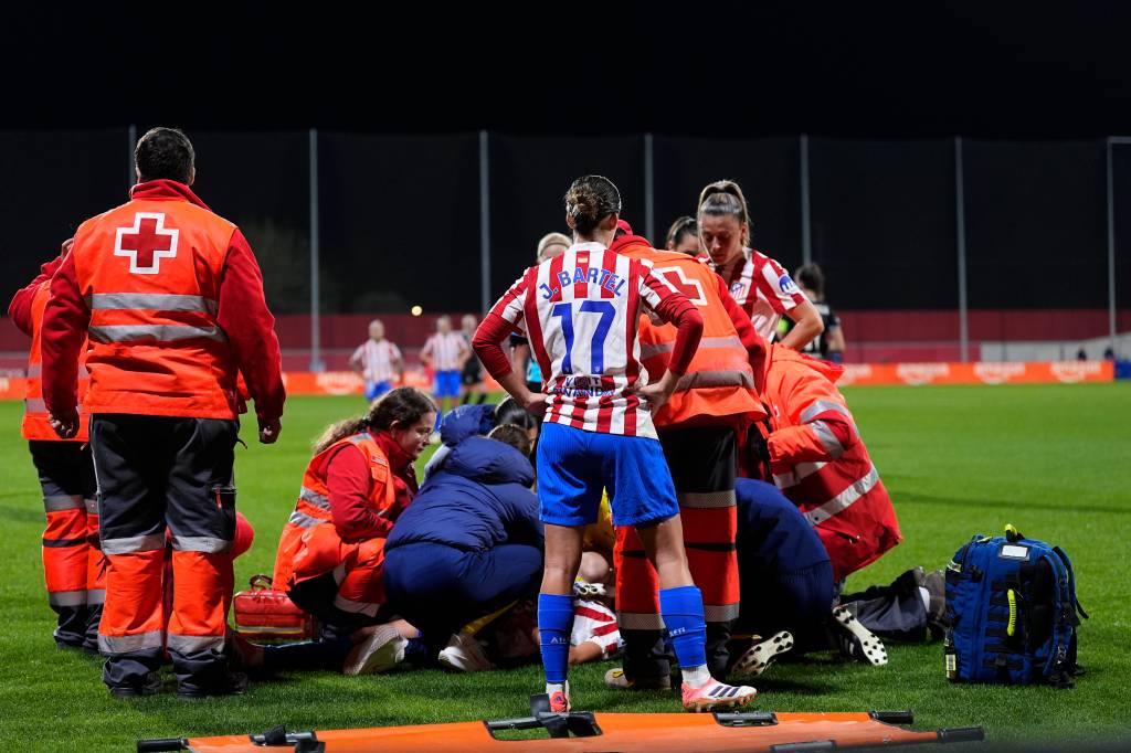 Jogadora do Atlético de Madrid cai desacordada e sofre traumatismo craniano na Champions