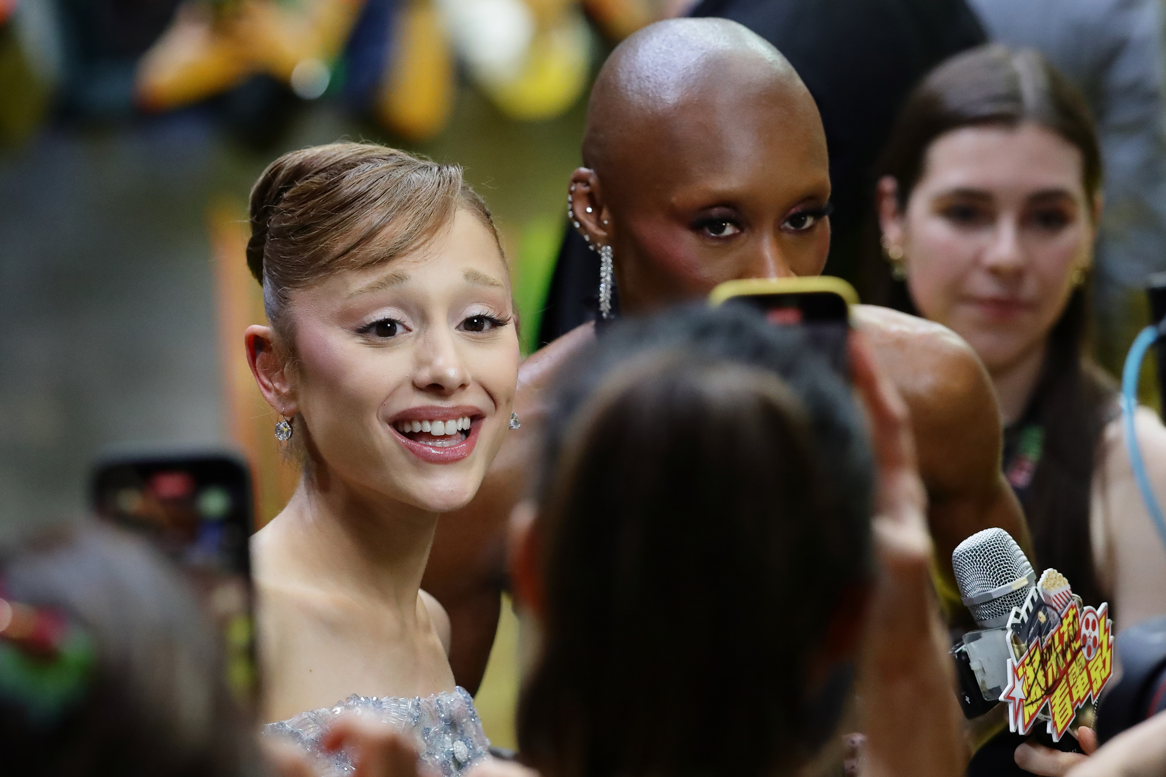 Influenciador ataca Ariana Grande em première de ‘Wicked 2’ na Ásia