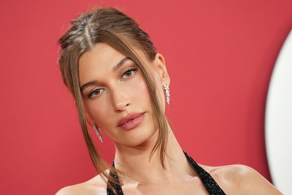 Não ao botox e sangue: Hailey Bieber revela o que realmente faz para manter a pele impecável