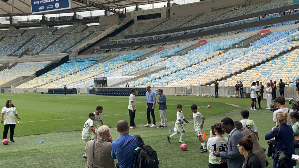 Príncipe William leva dribles, mas faz gol de pênalti durante encontro com jovens no Maracanã