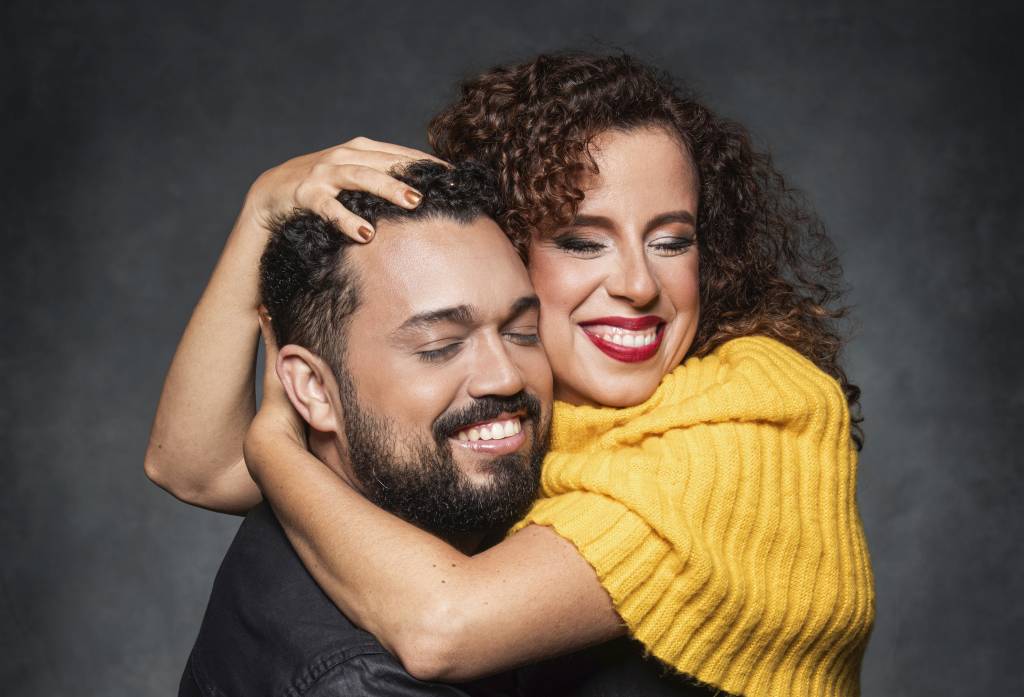 Primeira comédia romântica escrita e protagonizada por atores com deficiência visual está em cartaz no Rio