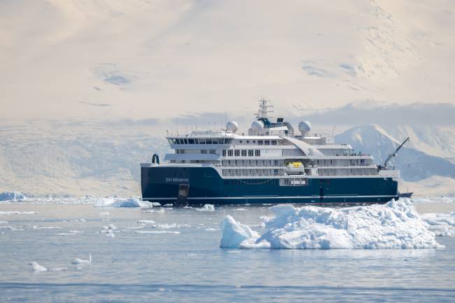 Dos polos Norte ao Sul: os navios da companhia, como o Minerva (foto), fazem expedições regulares para a Antártica e o Ártico