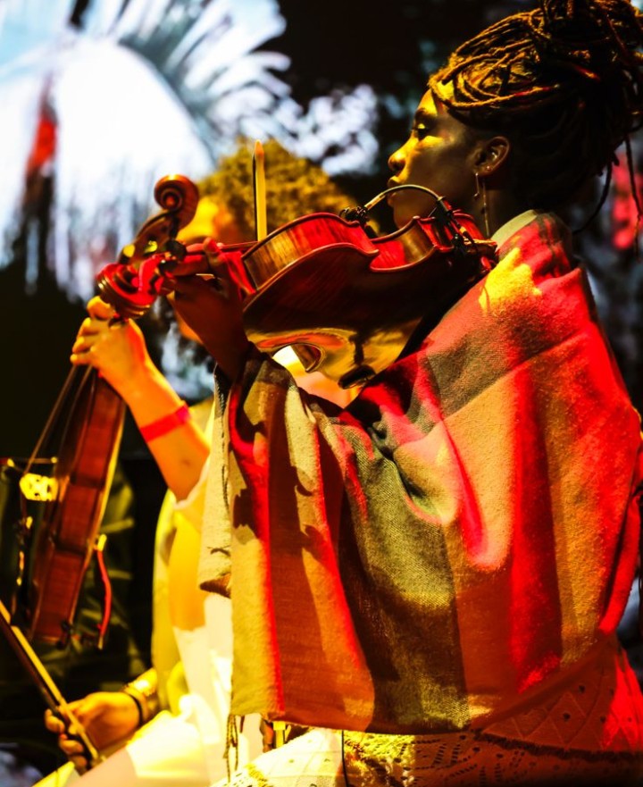 M&uacute;sicos com figurino da estilista Day Molina