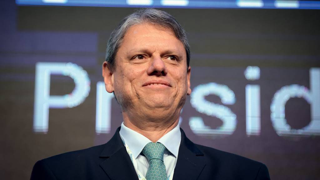 Com Bolsonaro preso, cresce movimentação por Tarcísio como nome da direita em 2026