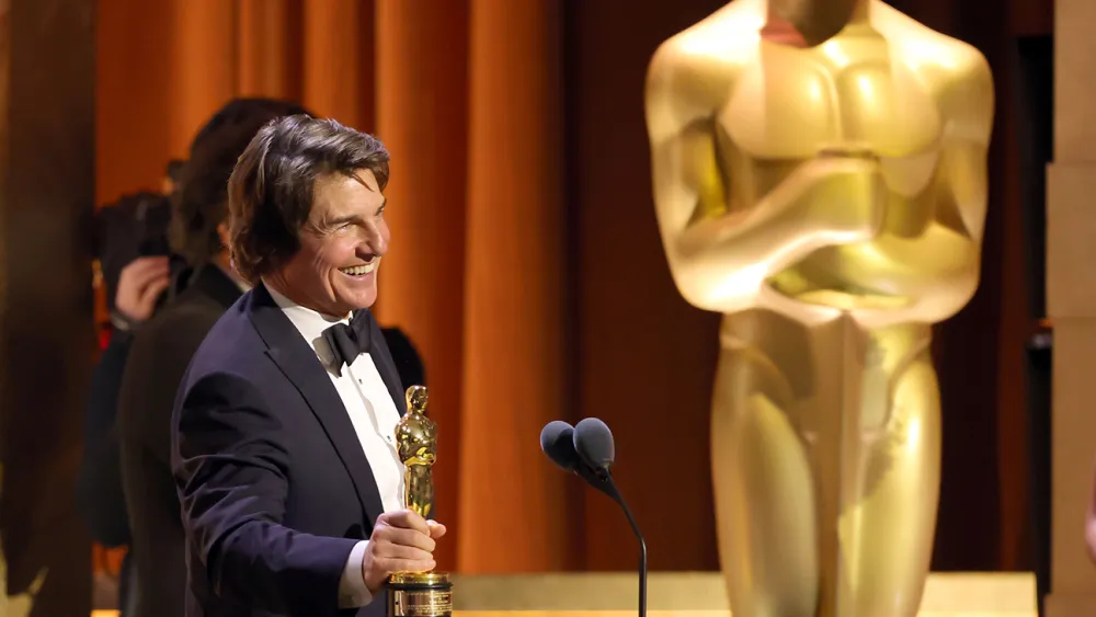 A comemoração inusitada de Tom Cruise após vencer seu primeiro Oscar