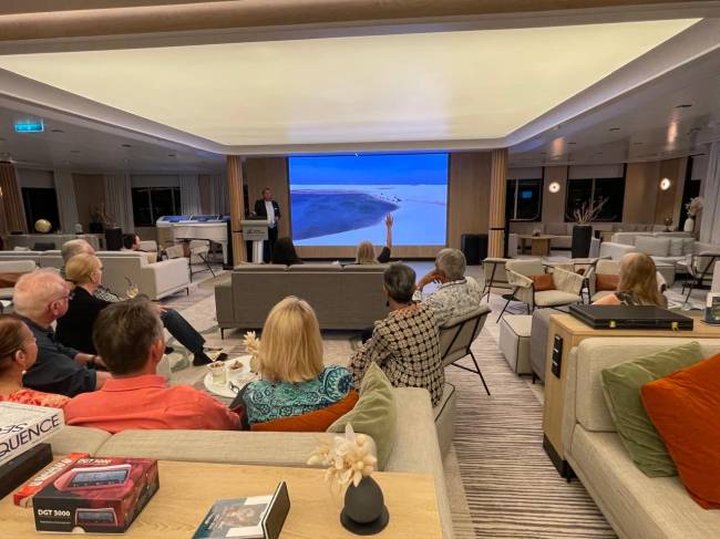 Conhecimento: todos os dias os passageiros têm a chance de assistir palestras sobre história, cultura e ecossistemas