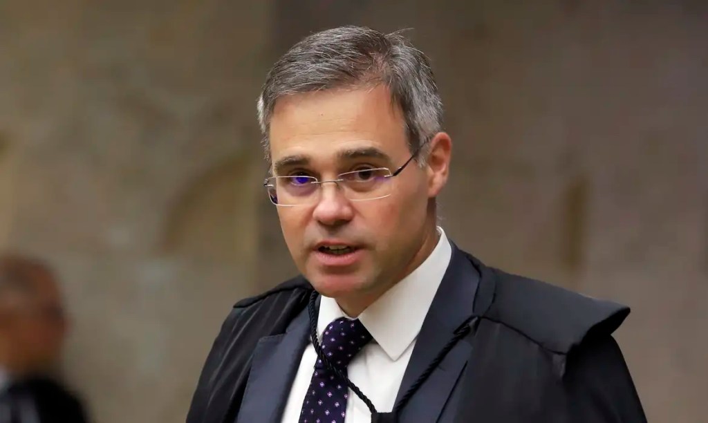 André Mendonça coloca investigado por fraudes do INSS em prisão domiciliar