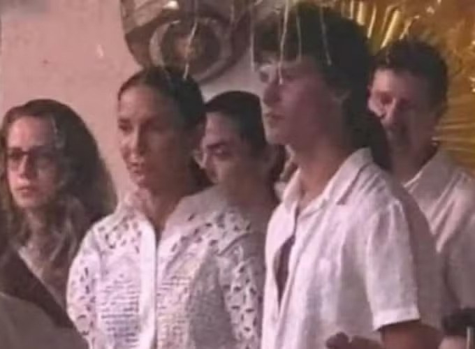 Ivete Sangalo faz Shawn Mendes se jogar em trio em hit de duplo sentido