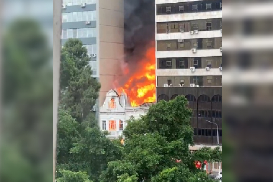 Incêndio atinge prédios no centro histórico de Porto Alegre