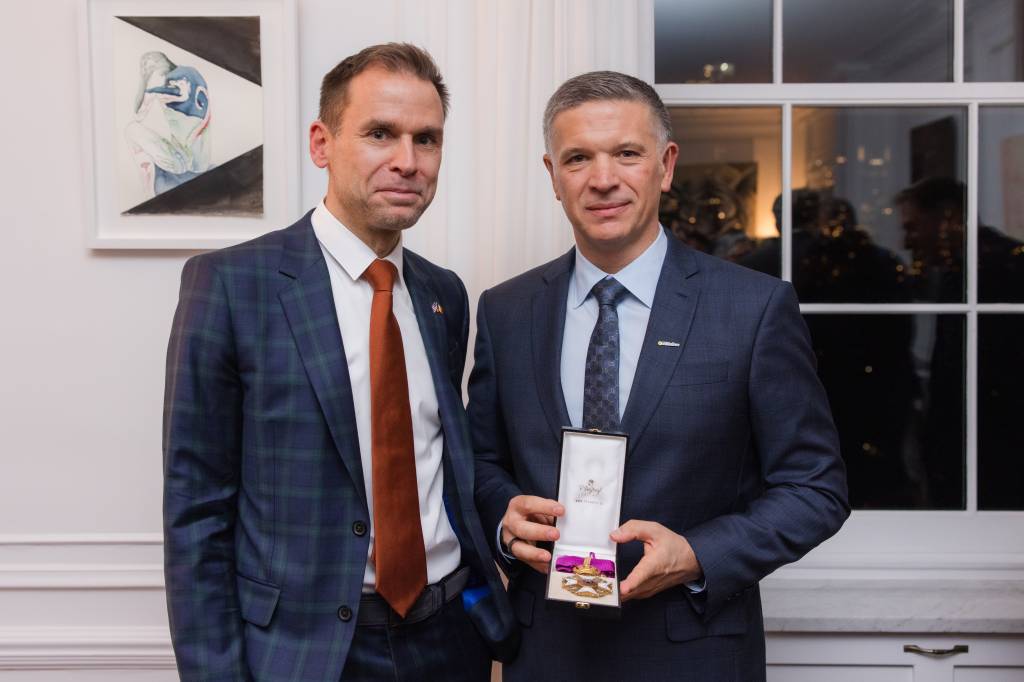 CEO da AB InBev recebe ordem real da Bélgica já concedida a Dom Pedro II