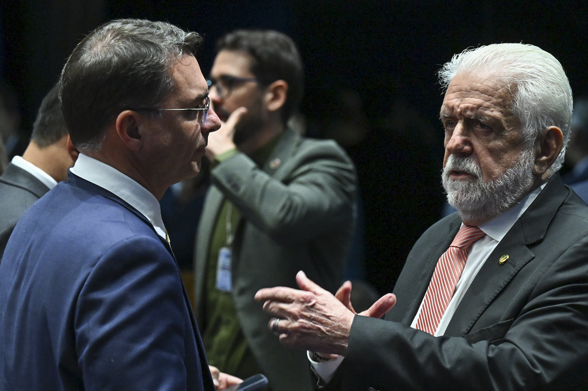 Líder de Lula no Senado indica que Natal de condenados por golpe será na cadeia