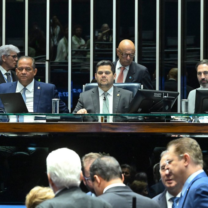 O telefonema de Lula para Randolfe durante a votação do PL da Dosimetria