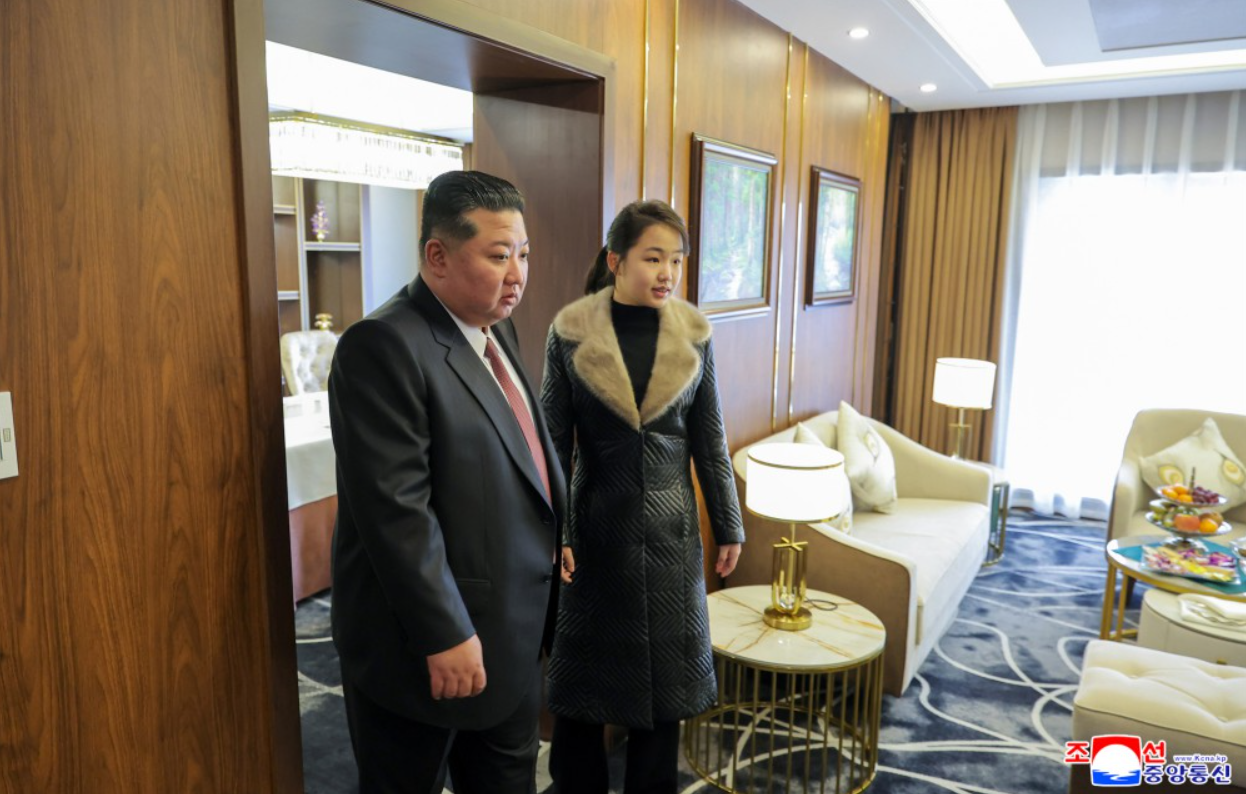 Kim Jong-un visita novos resorts de luxo na Coreia do Norte ao lado da filha