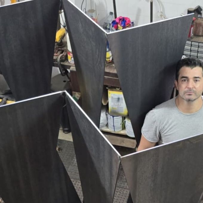 O artista brasileiro que transforma aço em obras de arte cheias de movimento