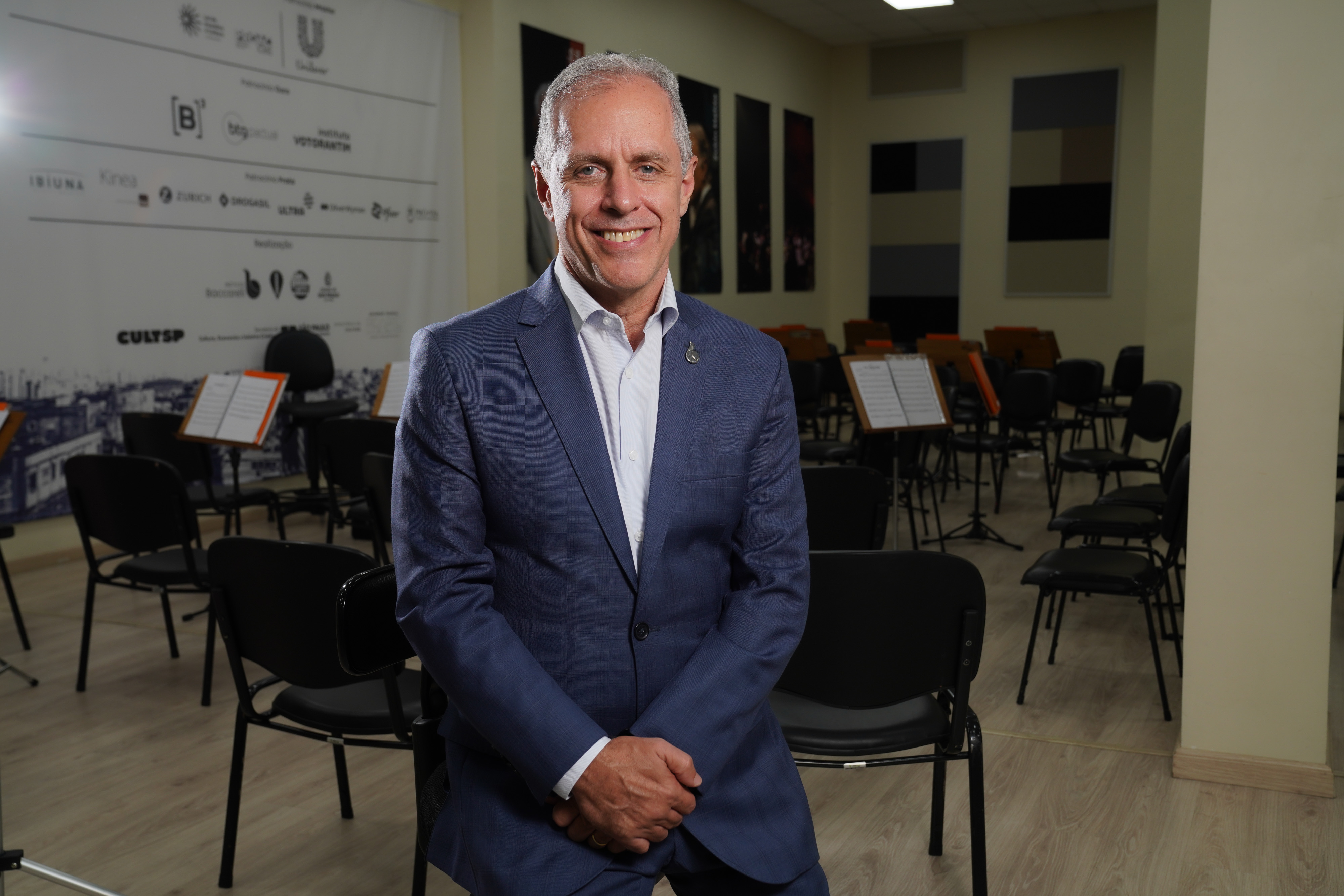 O maestro da primeira sala de concertos construída em uma favela no país