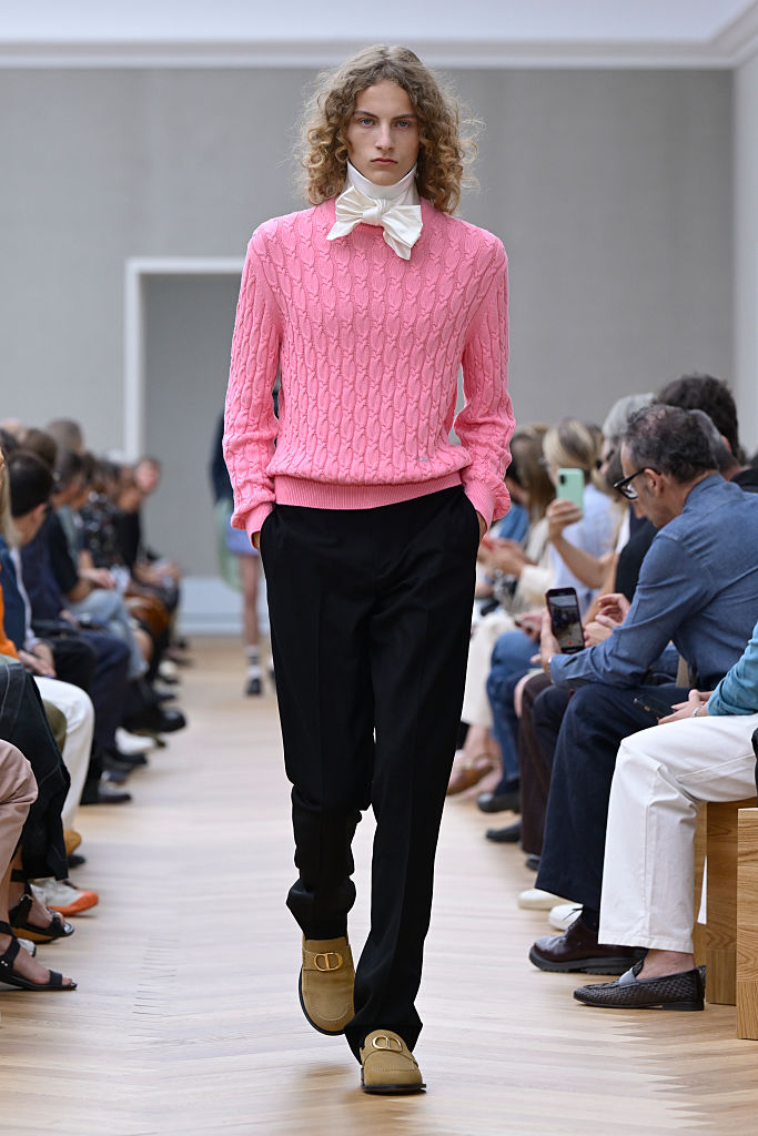 Dior Homme primavera/ver&atilde;o 2026: homens de rosa causaram protestos