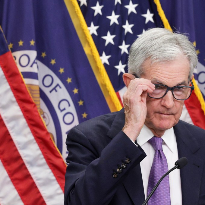 Em última reunião como presidente do Fed, Jerome Powell parabeniza Kevin Warsh