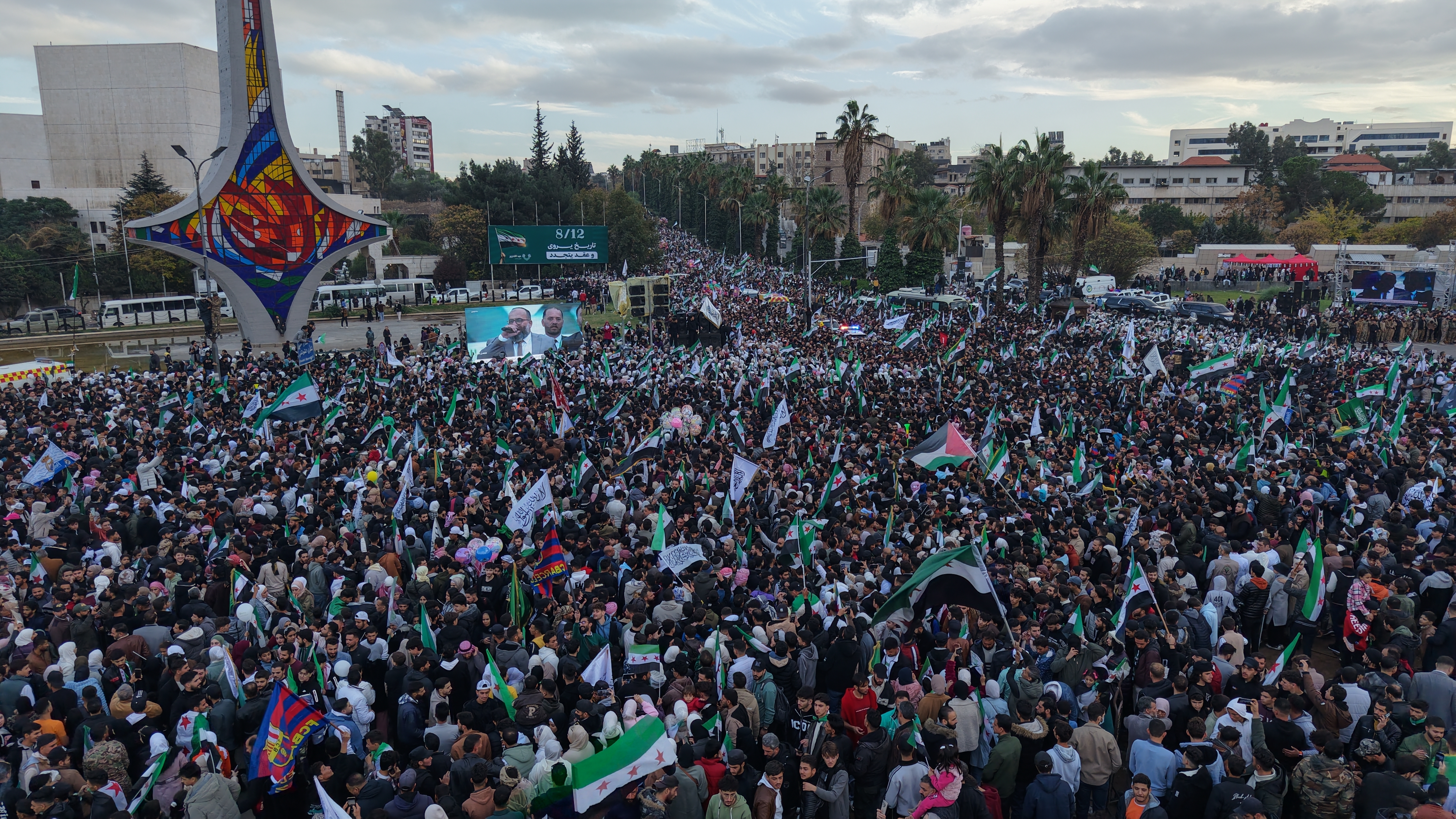 Sírios celebram um ano após queda de Bashar al-Assad e iniciam reconstrução do país
