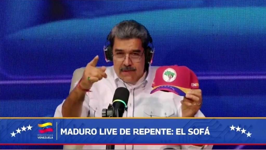Com boné do MST, Maduro pede que brasileiros protestem em defesa da Venezuela