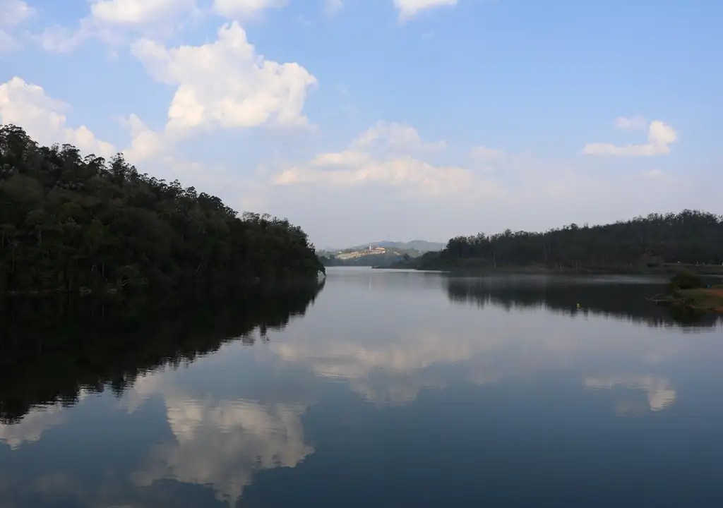 Represa Paulo de Paiva Castro, parte do sistema Cantareira, construída pela Sabesp