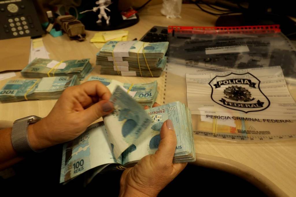 VÍDEO: PF encontra mais de R$ 90 mil no carro de Rodrigo Bacellar