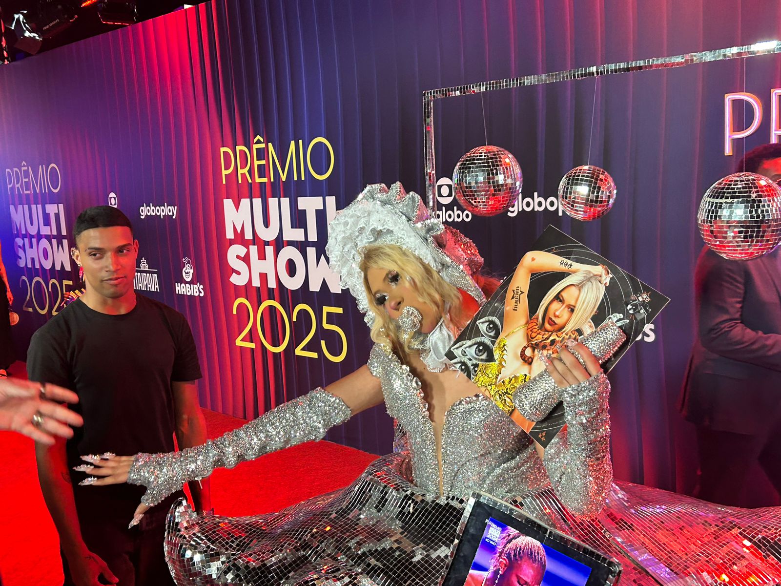 A estranheza de cantora com look ‘neném futurista’ no prêmio Multishow