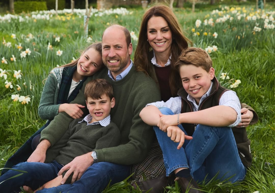 Após ano difícil, príncipe William e princesa Kate divulgam cartão de Natal de 2025