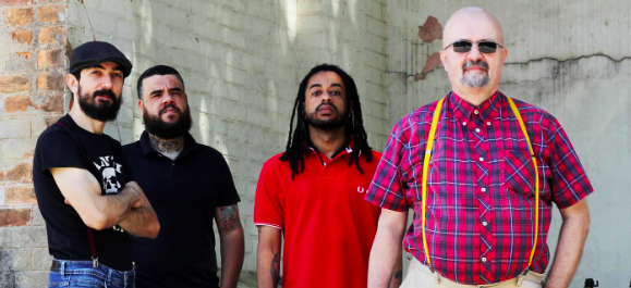 ‘Papai Noel não existe’: a polêmica entre banda de punk rock e extrema direita que virou caso de polícia