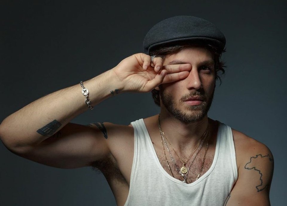 Chay Suede estreia no teatro com espetáculo de Felipe Hirsch