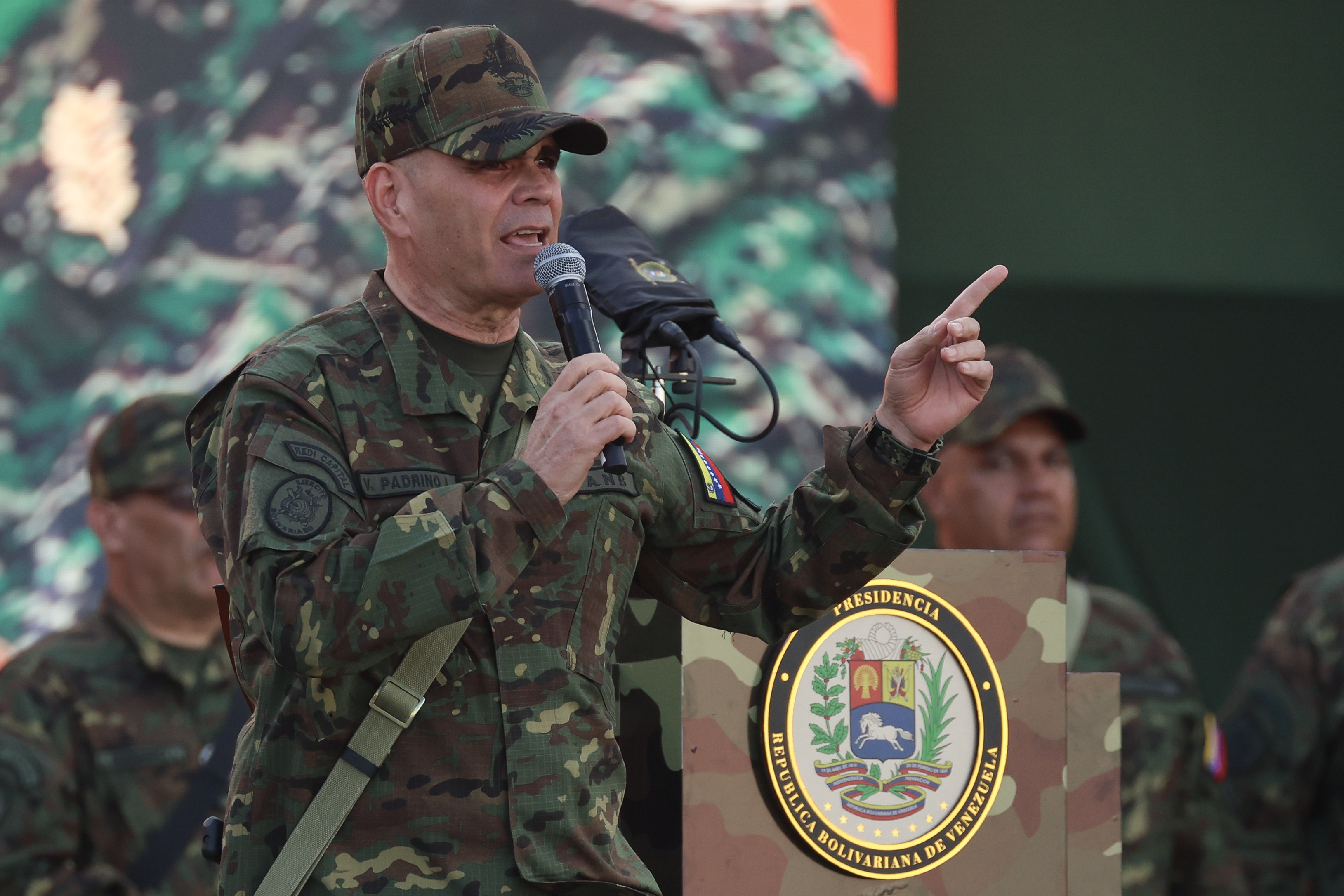 Presidente interina da Venezuela demite poderoso ministro da Defesa, aliado de Maduro