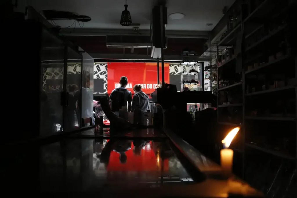 Após chuvas fortes, quase 160 mil casas ficam sem luz na Grande São Paulo