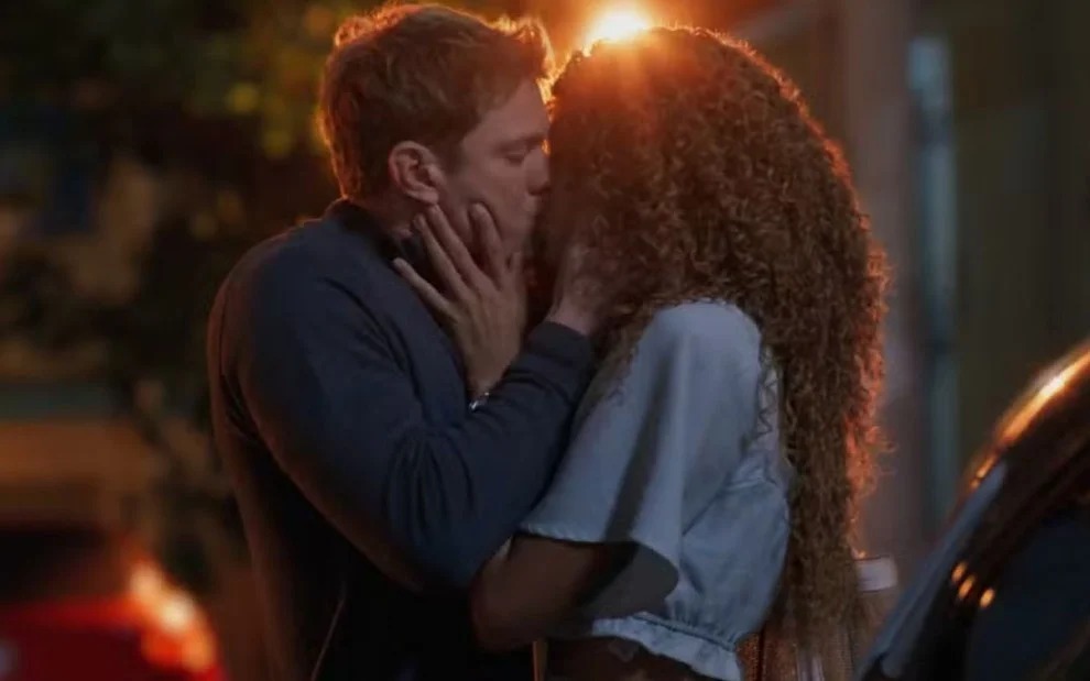 Na surdina, beijo em ‘Três Graças’ quebra paradigmas e faz história