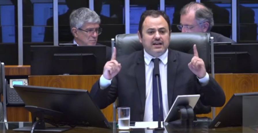 Em reviravolta, Câmara decide suspender mandato de Glauber por seis meses