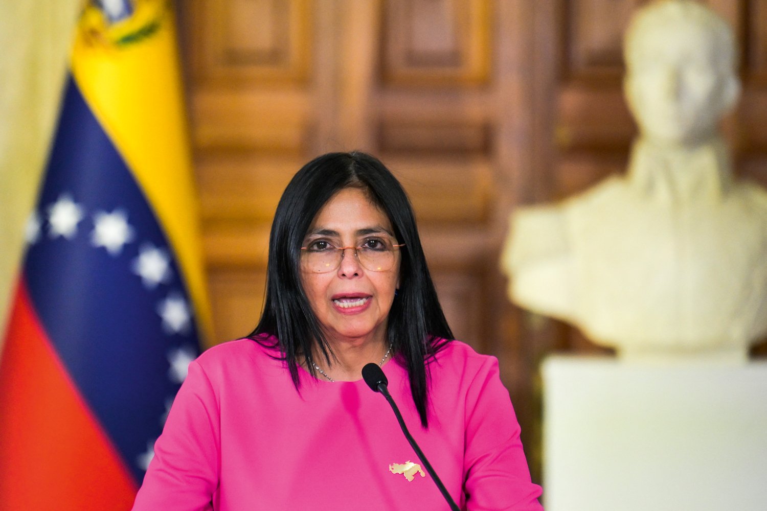Delcy Rodríguez orquestra dança das cadeiras no comando militar após queda de Maduro