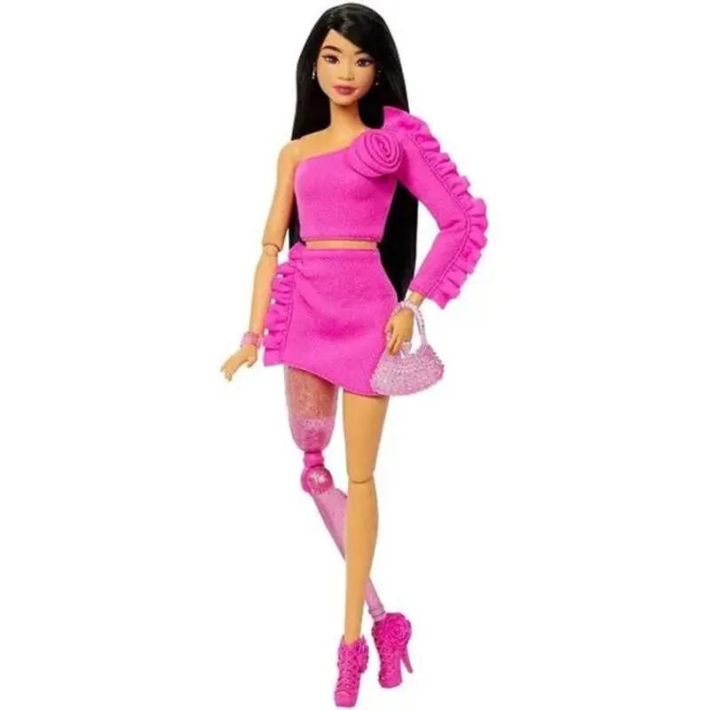 Barbie com perna mec&acirc;nica