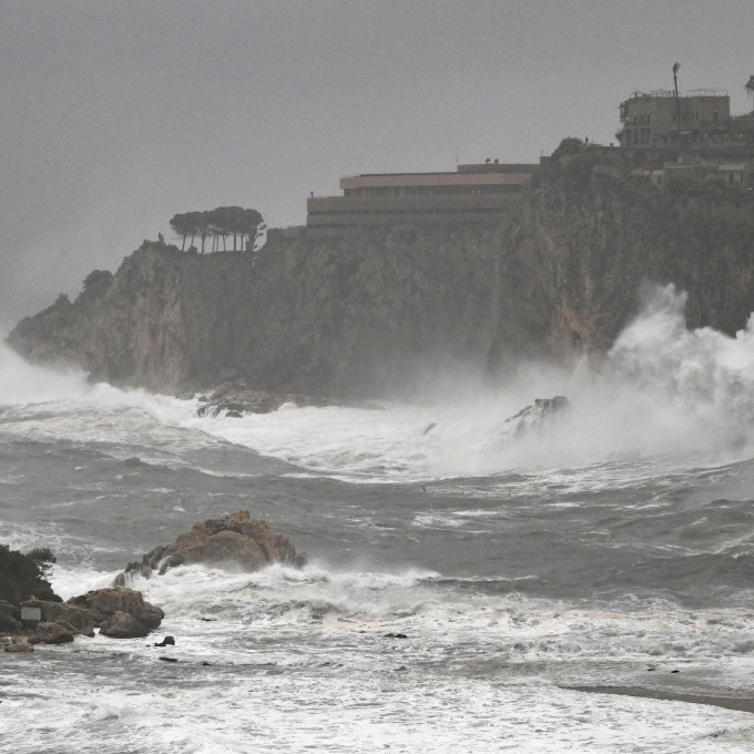 Vídeo: com ondas de até 10 metros, Ciclone Harry devasta Sicília