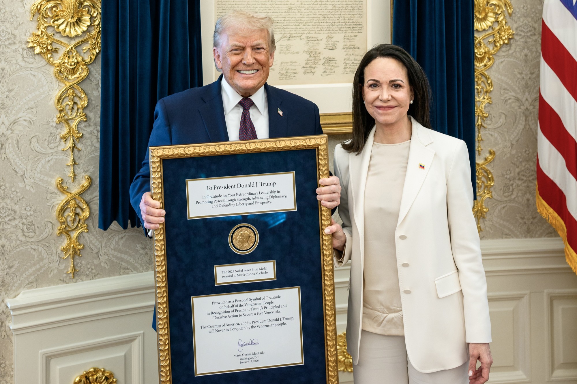 A reação de Trump ao receber medalha do Nobel da Paz de María Corina Machado