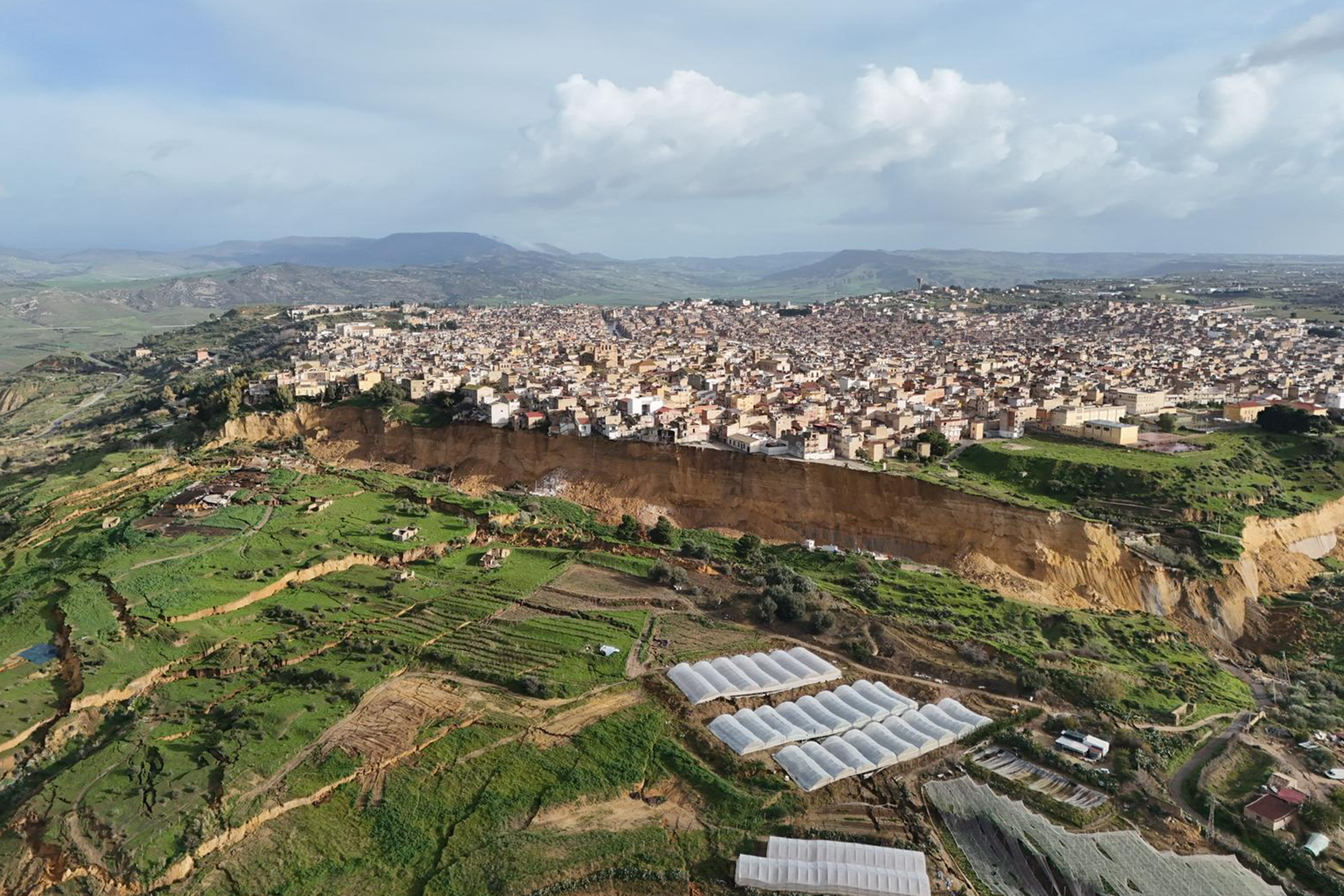 Vídeo: Deslizamento de terra deixa cidade na Sicília à beira de precipício