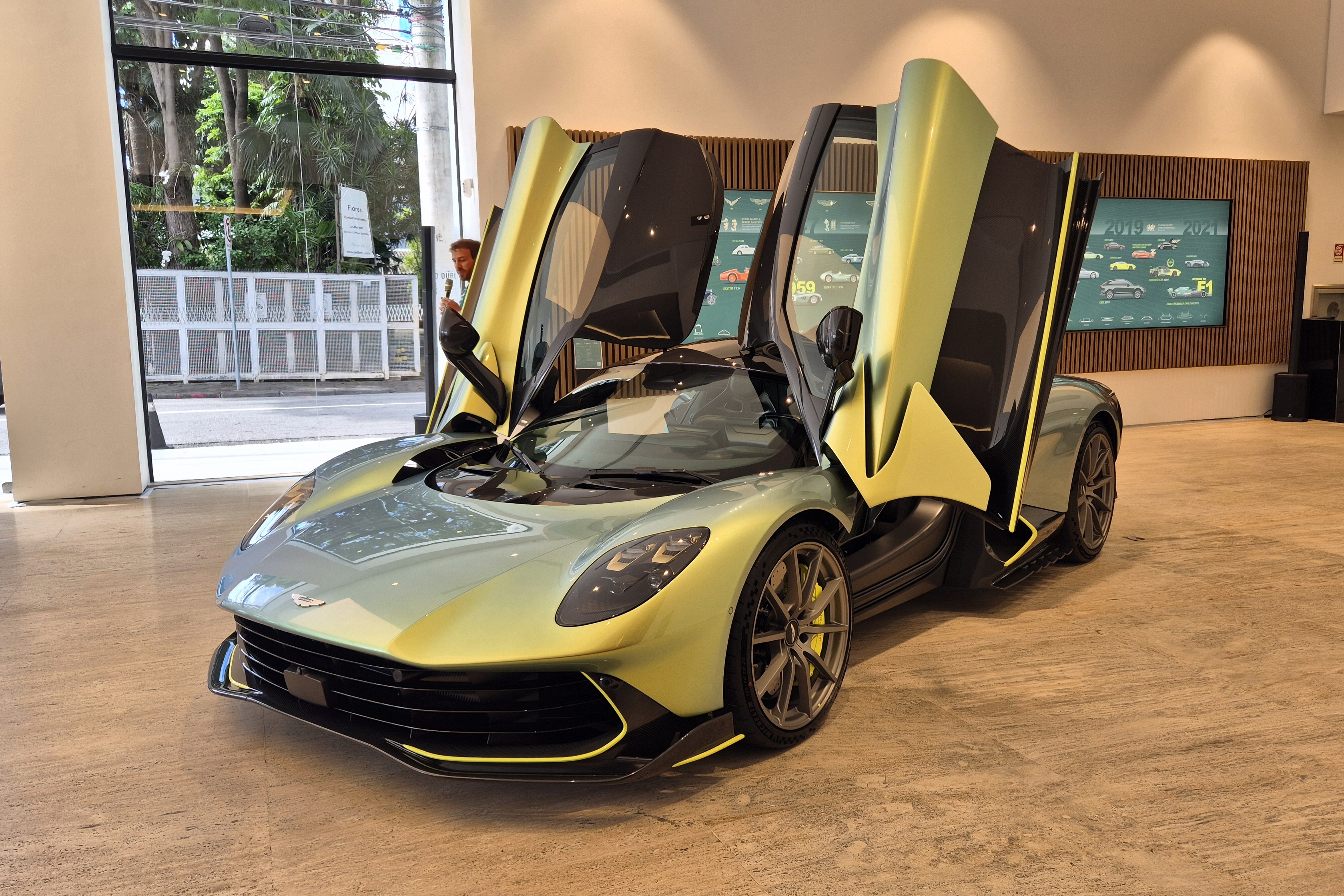 Aston Martin Valhalla tem 1.079 cv e desembarca no Brasil por quase R$ 14 mi