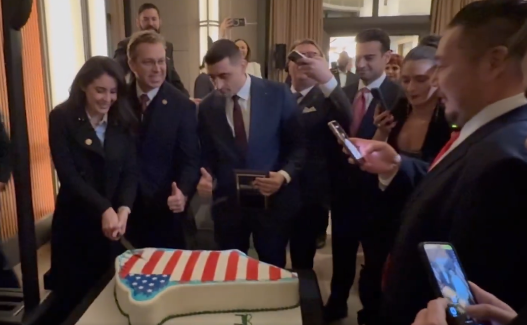 Vídeo: republicanos celebram Trump cortando bolo no formato da Groenlândia
